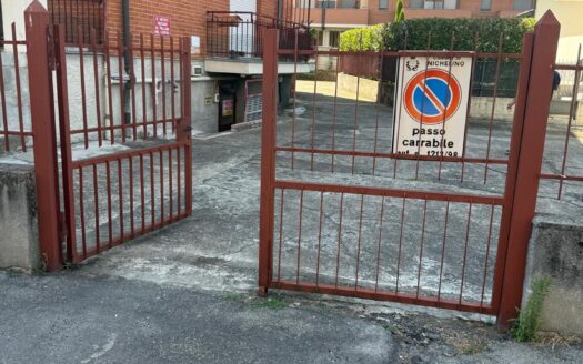 BOX AUTO AL PIANO TERRENO