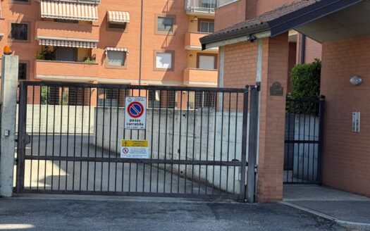 BOX AUTO AL PIANO TERRENO