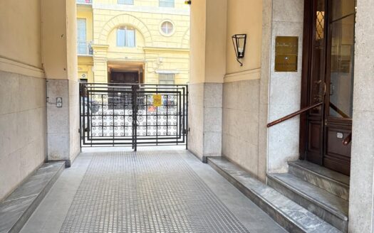 Piazza Carlo Felice, signorile mq 191 con ampio terrazzo .
